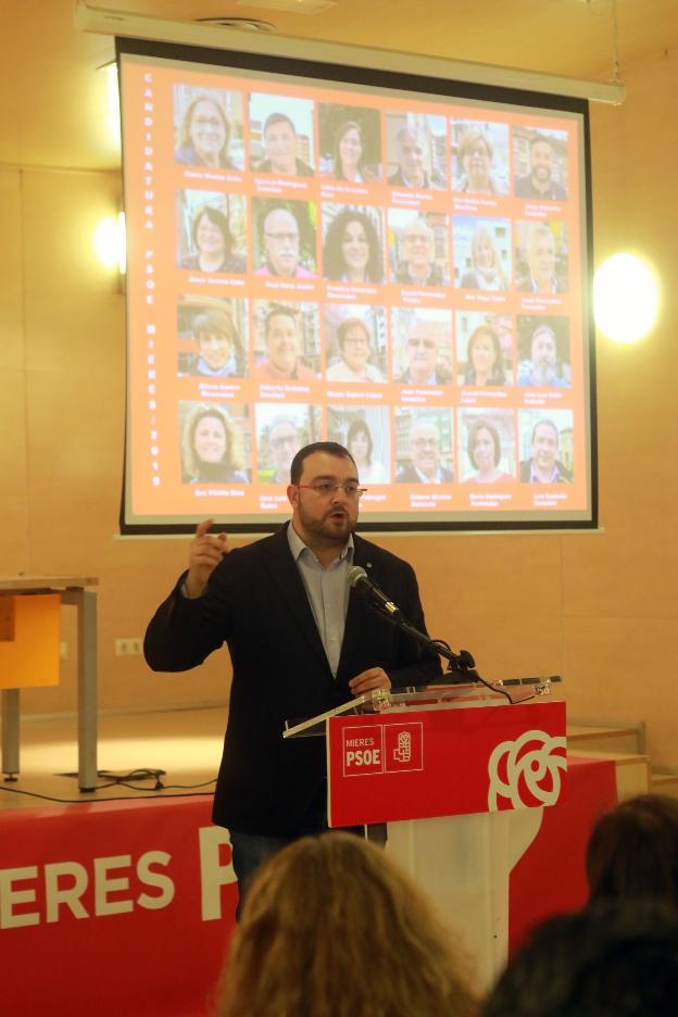 Barbón interviene en un acto en Mieres. 