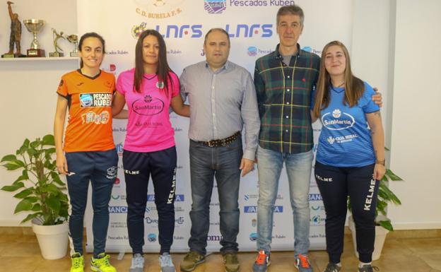 Los presidentes del Rodiles FS y el Burela FS y varias jugadoras de ambos equipos.