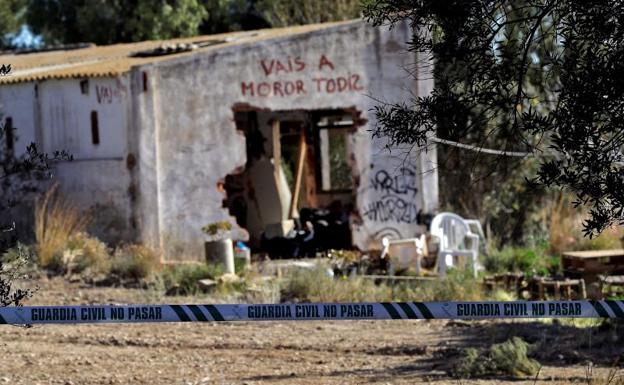 Los cuerpos de los menores fueron hallados enterrados en un operativo de búsqueda que comenzó después de una pelea entre los padres. 