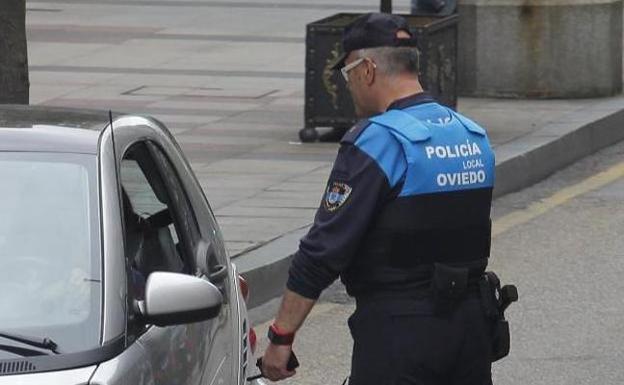 La Policía Local de Oviedo sanciona a veinte pasajeros sin cinturón de seguridad