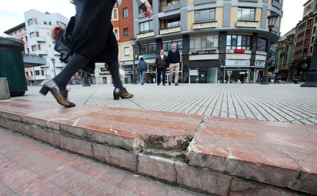 Escalón roto frente a la Renfe