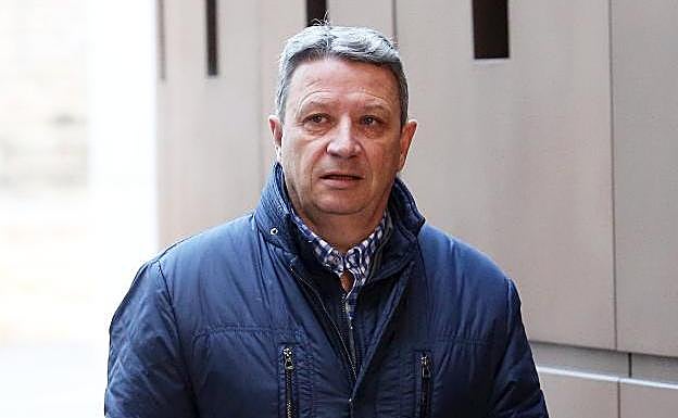 José María Vigil en el acceso al Palacio de Justicia 