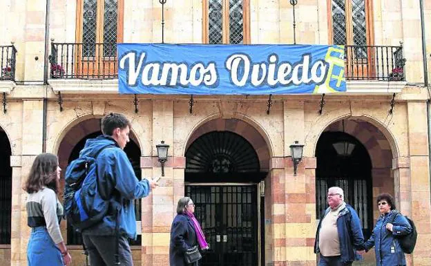 El Ayuntamiento luce una pancarta de apoyo al Real Oviedo