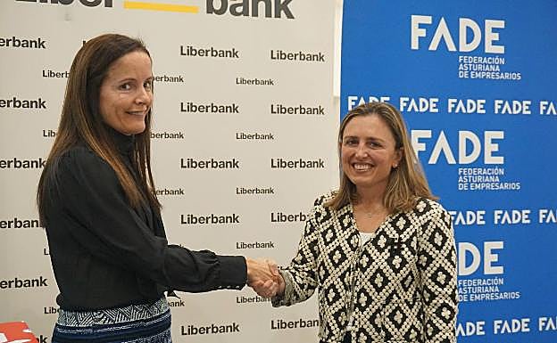 La directora territorial de Banca de Empresas de Liberbank en Asturias, Mónica Outeiral, saluda a la videpresidenta de Fade, María Calvo. 