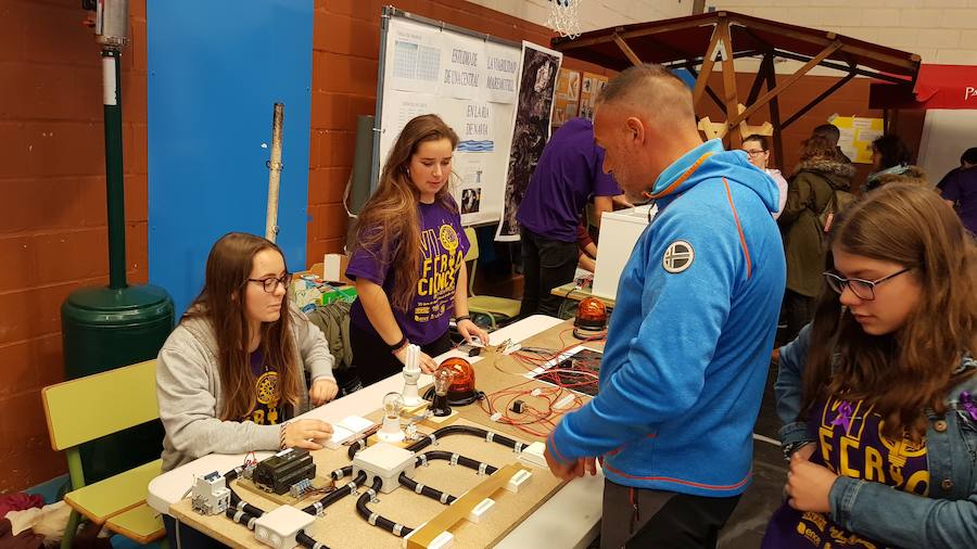 Un centenar de experimentos se pueden ver en la sexta Feria de la Ciencia que cada año organiza el Instituto naviego Galileo Galilei, y en la que han querido impulsar el papel de la mujer en la ciencia.