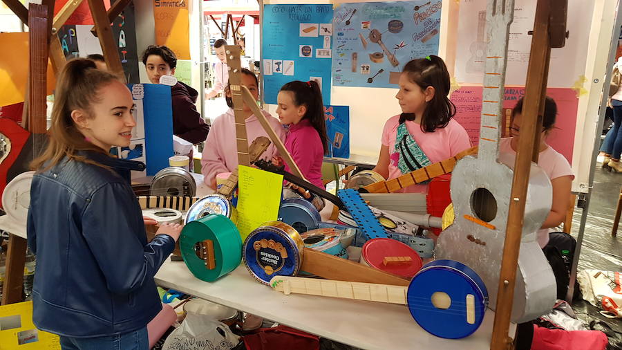 Un centenar de experimentos se pueden ver en la sexta Feria de la Ciencia que cada año organiza el Instituto naviego Galileo Galilei, y en la que han querido impulsar el papel de la mujer en la ciencia.