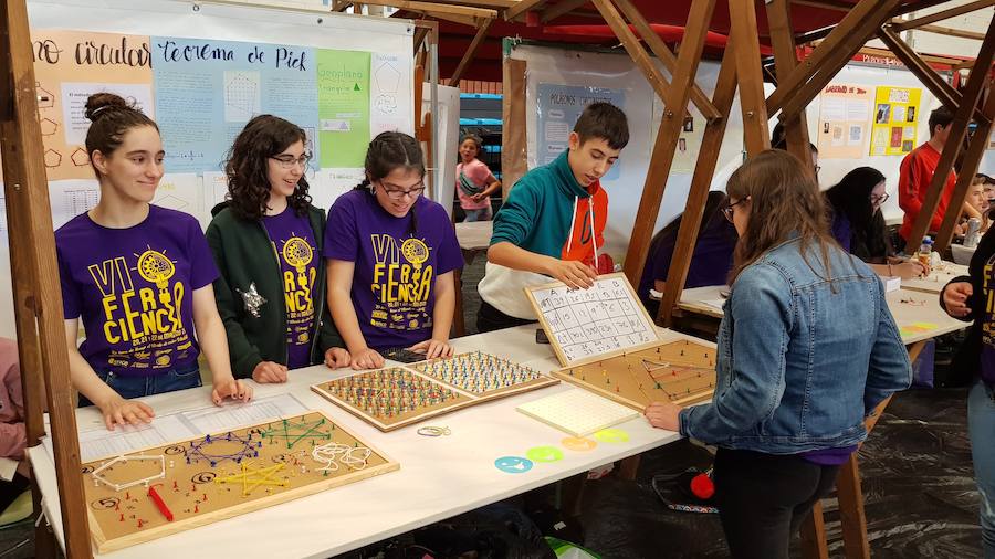 Un centenar de experimentos se pueden ver en la sexta Feria de la Ciencia que cada año organiza el Instituto naviego Galileo Galilei, y en la que han querido impulsar el papel de la mujer en la ciencia.