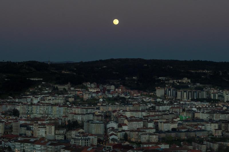 La superluna que anuncia la primavera brilló en la noche del miércoles sobre la ciudad de Ourense.