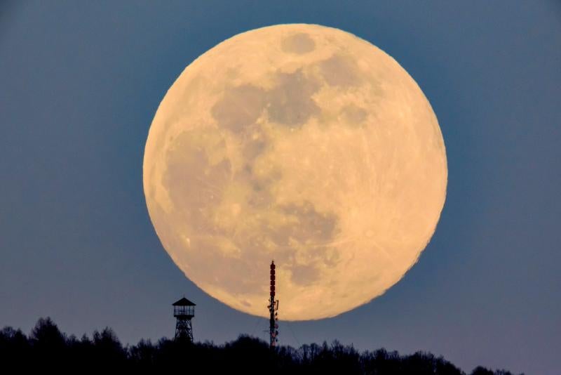 La superluna que anuncia la primavera ilumina el cielo en Karancskeszi (Hungría), este miércoles. 