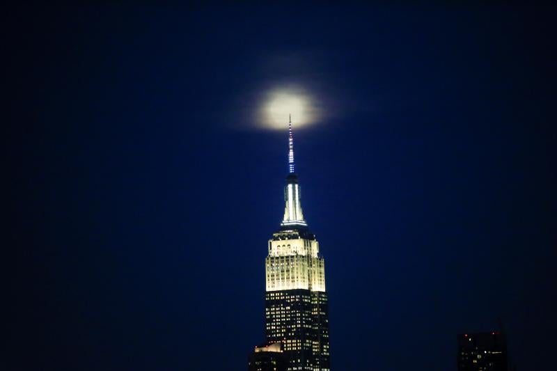 La superluna que anuncia la primavera vista este miércoles sobre el Empire State Building, en Nueva York.