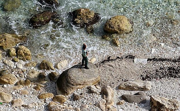 Un guardia civil vigila en una playa de Melilla.