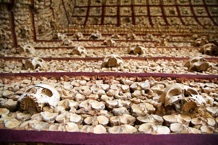 Capilla de los huesos (Portugal) | Un aterrador lugar formado por los huesos de 5.000 monjes y en cuyo techo cuelgan los esqueletos completos de dos cadáveres, uno de ellos de un niño.