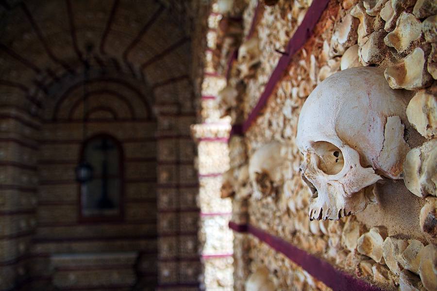 Capilla de los huesos (Portugal) | Un aterrador lugar formado por los huesos de 5.000 monjes y en cuyo techo cuelgan los esqueletos completos de dos cadáveres, uno de ellos de un niño.