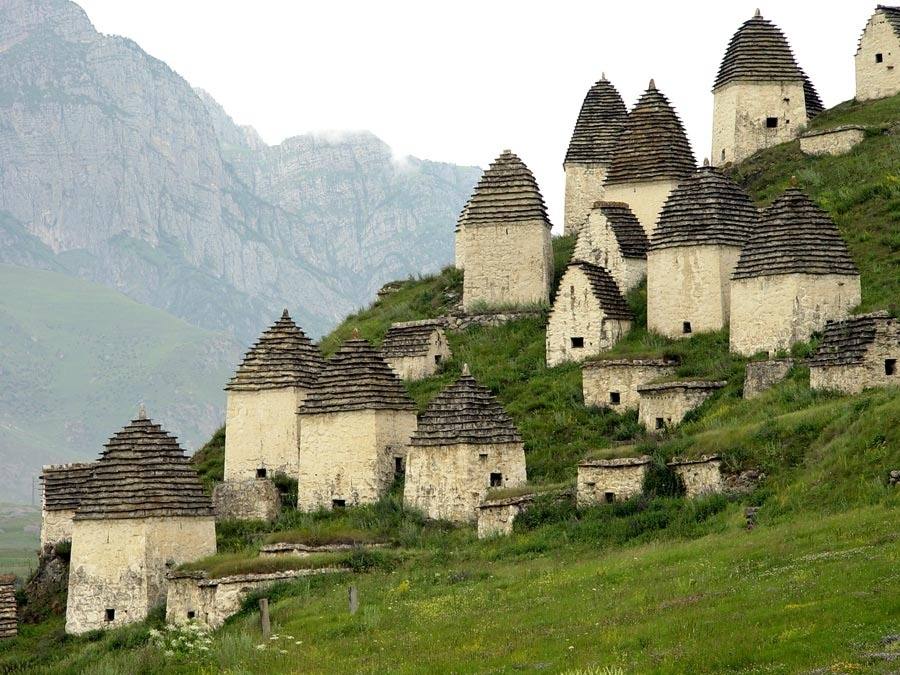 Ciudad de los Muertos (Rusia) | Lo que parece un bonito y apacible pueblo perdido en la montaña con apenas cien casas es en realidad un cementerio.