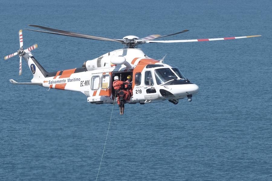 El helicóptero Helimer se ocupó de rescatar a la víctima, que ha sido trasladada al hospital de Cabueñes. Todo apunta a que se tiró de forma voluntaria.
