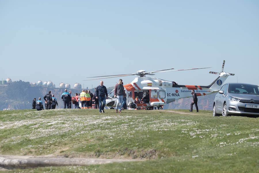 El helicóptero Helimer se ocupó de rescatar a la víctima, que ha sido trasladada al hospital de Cabueñes. Todo apunta a que se tiró de forma voluntaria.