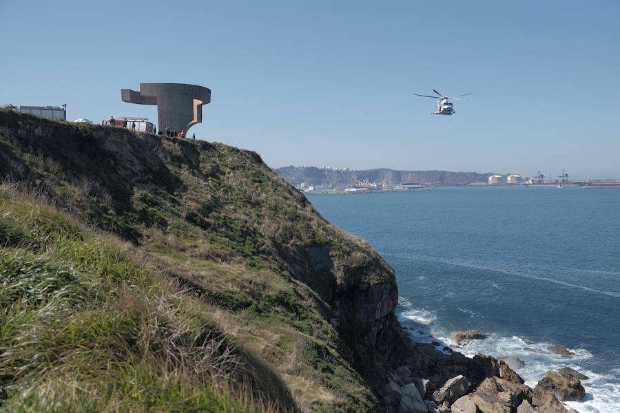 El helicóptero Helimer se ocupó de rescatar a la víctima, que ha sido trasladada al hospital de Cabueñes. Todo apunta a que se tiró de forma voluntaria.