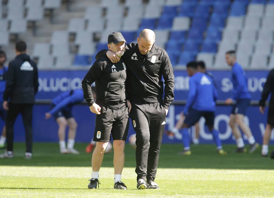 Dos millares de aficionados apoyan al Oviedo en el último entrenamiento antes del derbi