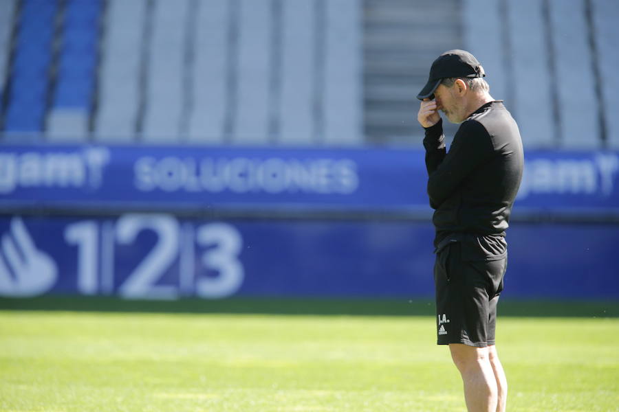 Dos millares de aficionados apoyan al Oviedo en el último entrenamiento antes del derbi