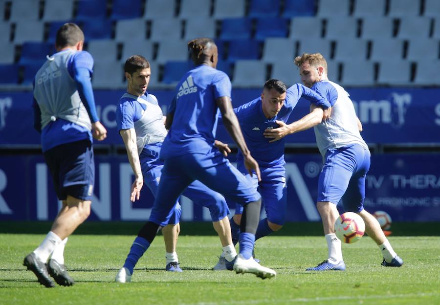 Dos millares de aficionados apoyan al Oviedo en el último entrenamiento antes del derbi