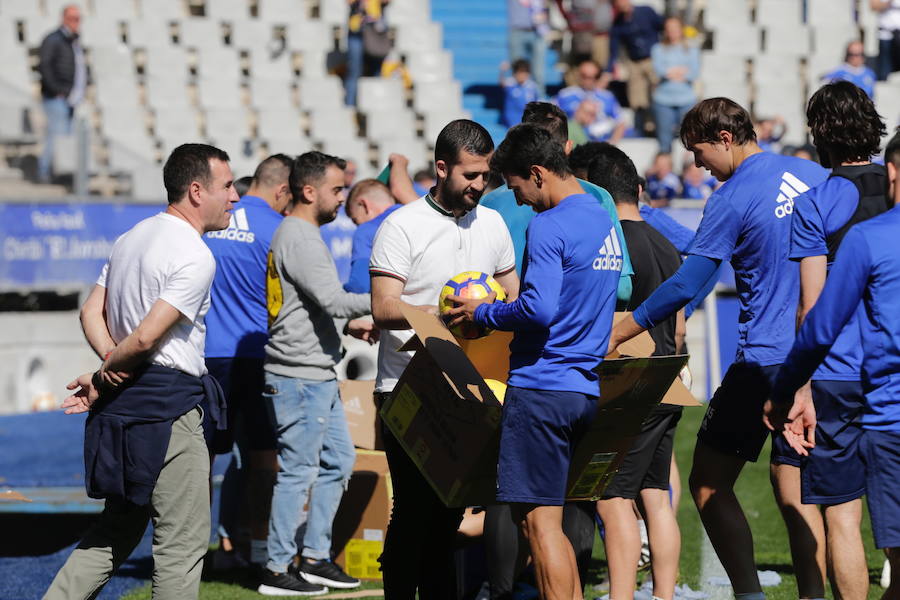 Dos millares de aficionados apoyan al Oviedo en el último entrenamiento antes del derbi