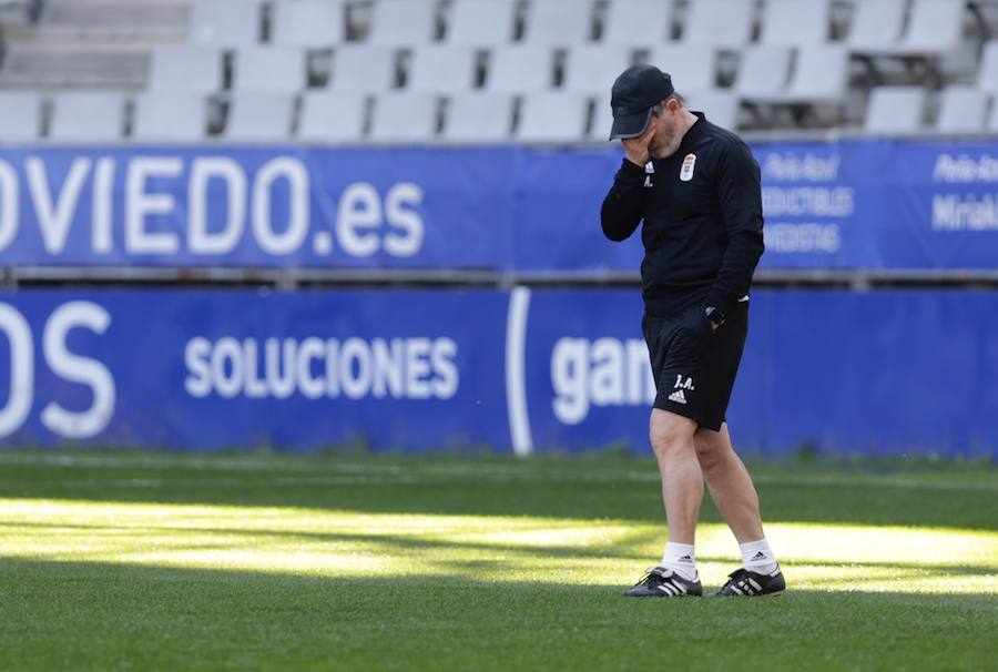 Dos millares de aficionados apoyan al Oviedo en el último entrenamiento antes del derbi