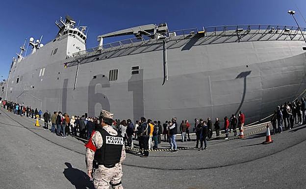 Largas colas este sábado para ver el portaaviones 'Juan Carlos I', el buque insignia de la Armada española. 