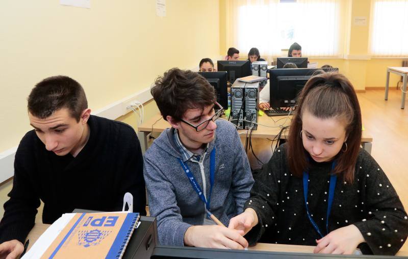 MáS de un centenar de alumnos asturianos han partcipado en la VIII Olimpiada de Ingeniería Informática de Asturias en la que programar el recorrido de un robot tipo 'Roomba', ordenar una secuencia de cartas de la baraja con lenguaje de programación o manejar una base con más de 15.000 datos para encontrar respuestas, han sido algunas de las pruebas que han tenido que resolver.