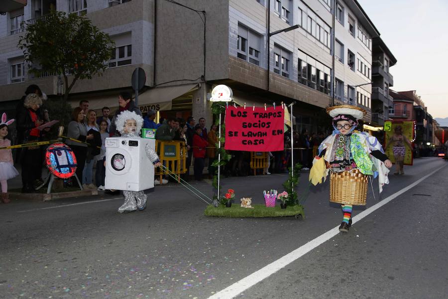 Más de un millar de participantes desfilaron por el pueblo llanisco, donde reinó la imaginación al son de las charangas