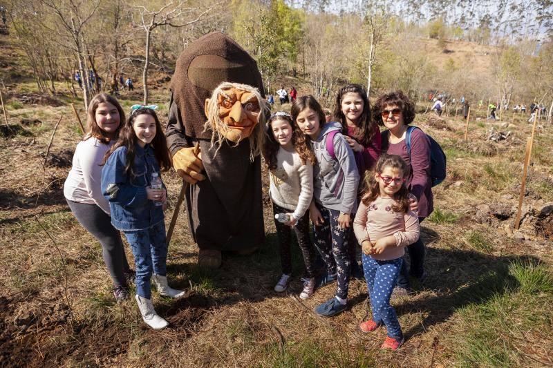 Multitud de niños y padres plantaron árboles en el bosque La Viesca la Olla durante una divertida mañana en conexión con la naturaleza.