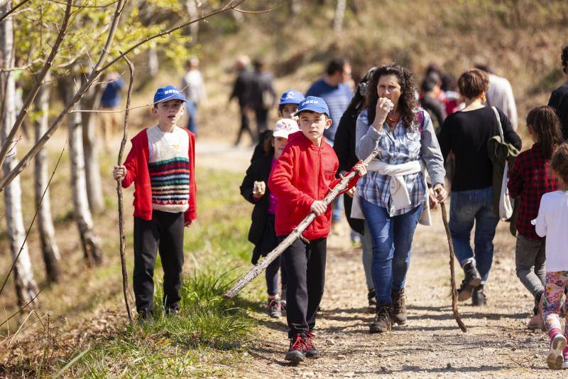 Multitud de niños y padres plantaron árboles en el bosque La Viesca la Olla durante una divertida mañana en conexión con la naturaleza.