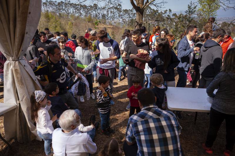 Multitud de niños y padres plantaron árboles en el bosque La Viesca la Olla durante una divertida mañana en conexión con la naturaleza.