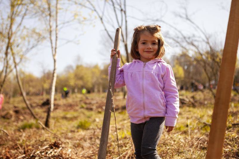 Multitud de niños y padres plantaron árboles en el bosque La Viesca la Olla durante una divertida mañana en conexión con la naturaleza.