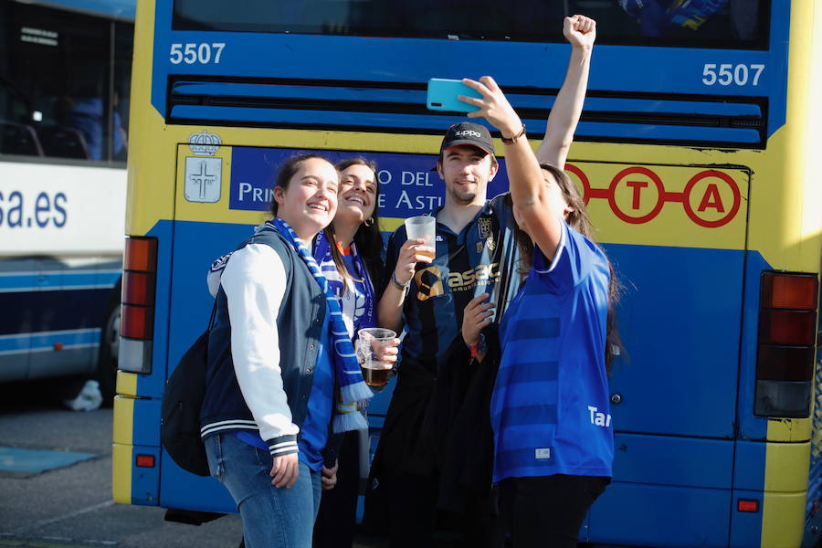 Las mejores imágenes de los aficionados del Real Oviedo de camino a El Molinón para vivir el derbi que les enfrentará al Sporting