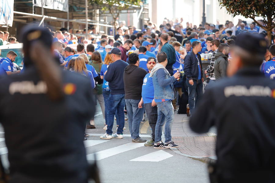 Los oviedistas animan la previa del derbi asturiano antes de subir a los autobuses que les llevarán a Gijón.