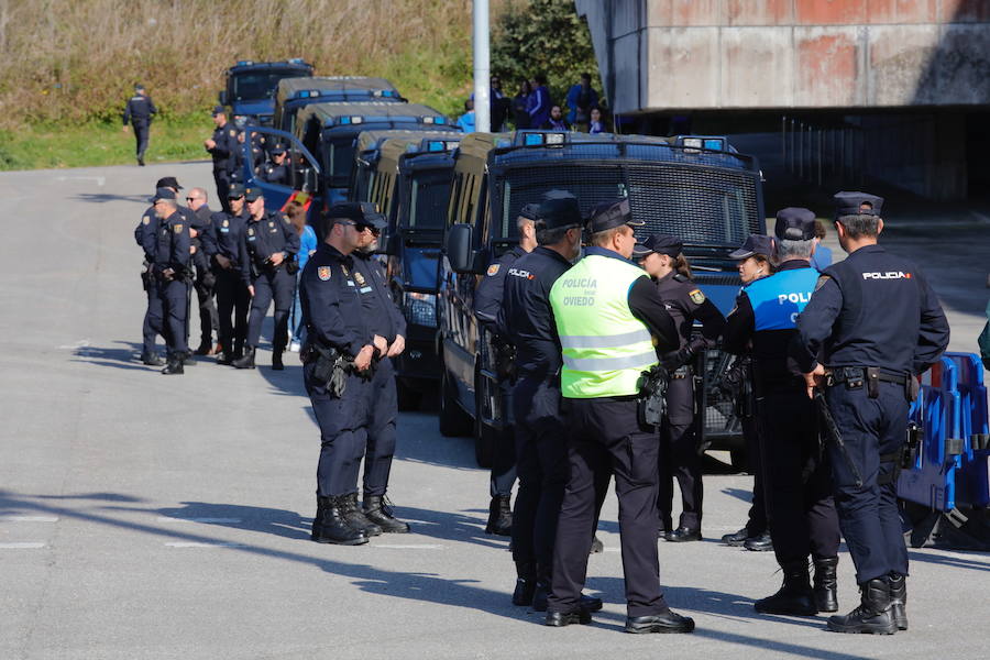 Los oviedistas animan la previa del derbi asturiano antes de subir a los autobuses que les llevarán a Gijón.