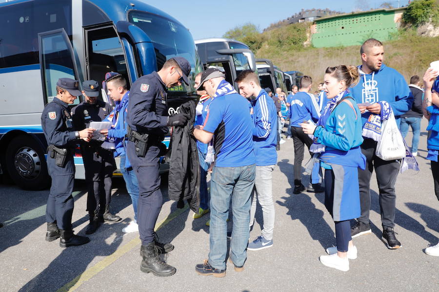 Los oviedistas animan la previa del derbi asturiano antes de subir a los autobuses que les llevarán a Gijón.