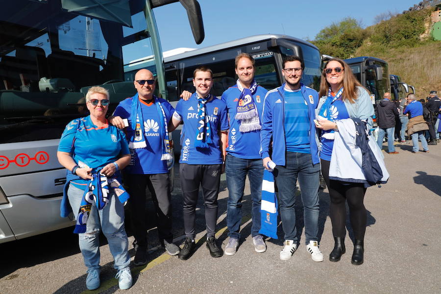 Los oviedistas animan la previa del derbi asturiano antes de subir a los autobuses que les llevarán a Gijón.