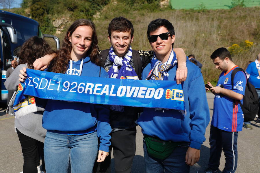 Los oviedistas animan la previa del derbi asturiano antes de subir a los autobuses que les llevarán a Gijón.