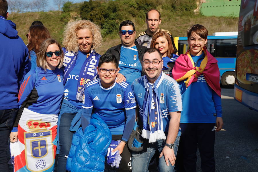 Los oviedistas animan la previa del derbi asturiano antes de subir a los autobuses que les llevarán a Gijón.