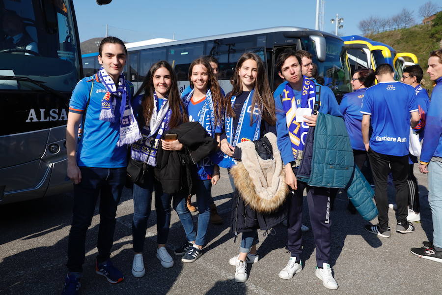 Los oviedistas animan la previa del derbi asturiano antes de subir a los autobuses que les llevarán a Gijón.