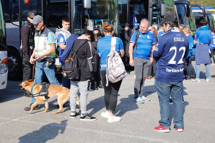 Los oviedistas animan la previa del derbi asturiano antes de subir a los autobuses que les llevarán a Gijón.