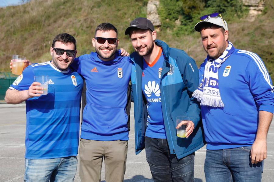 Los oviedistas animan la previa del derbi asturiano antes de subir a los autobuses que les llevarán a Gijón.