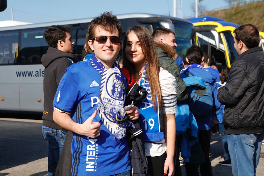 Los oviedistas animan la previa del derbi asturiano antes de subir a los autobuses que les llevarán a Gijón.