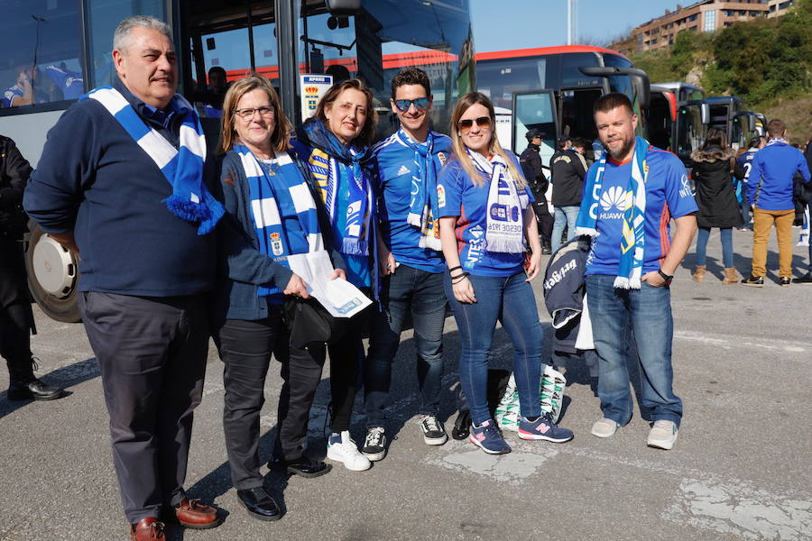 Los oviedistas animan la previa del derbi asturiano antes de subir a los autobuses que les llevarán a Gijón.