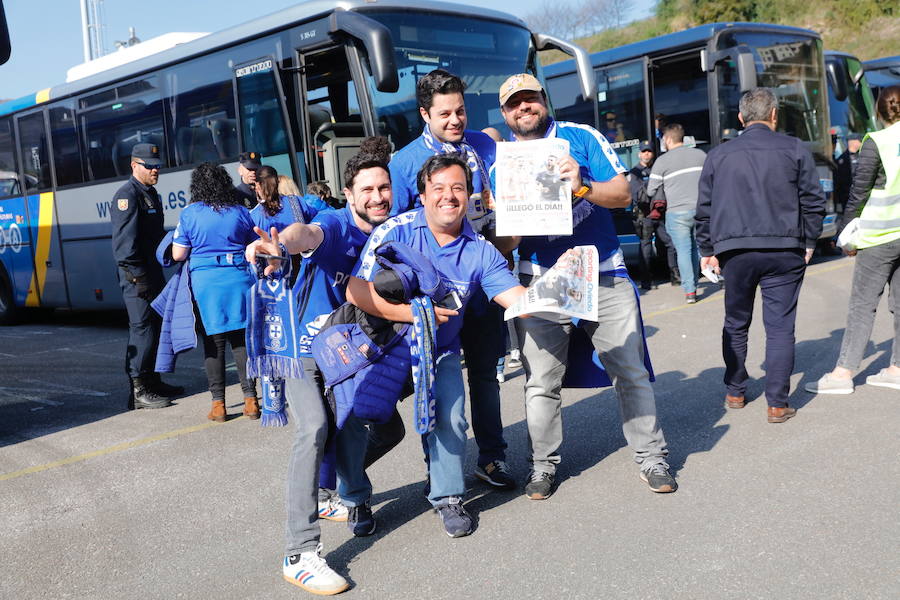 Los oviedistas animan la previa del derbi asturiano antes de subir a los autobuses que les llevarán a Gijón.