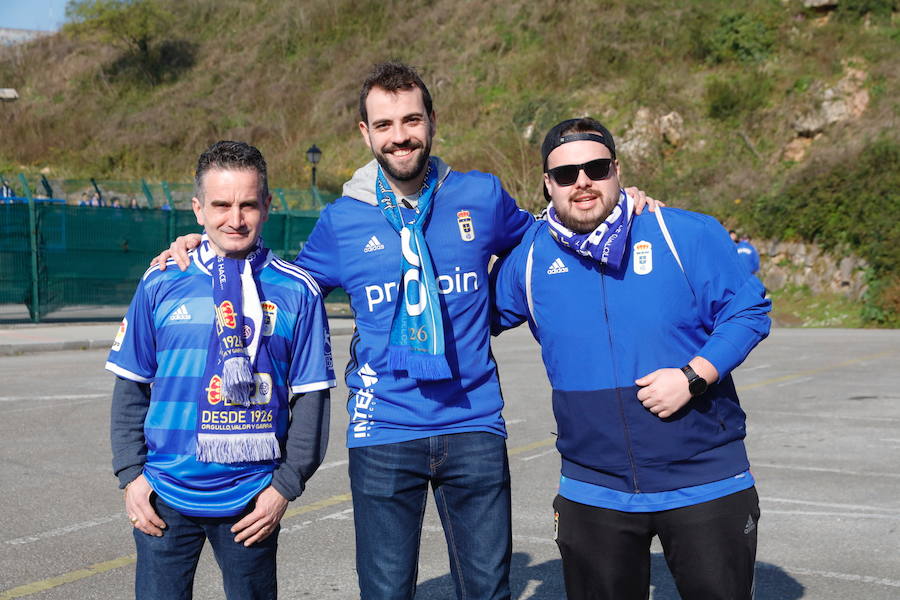 Los oviedistas animan la previa del derbi asturiano antes de subir a los autobuses que les llevarán a Gijón.