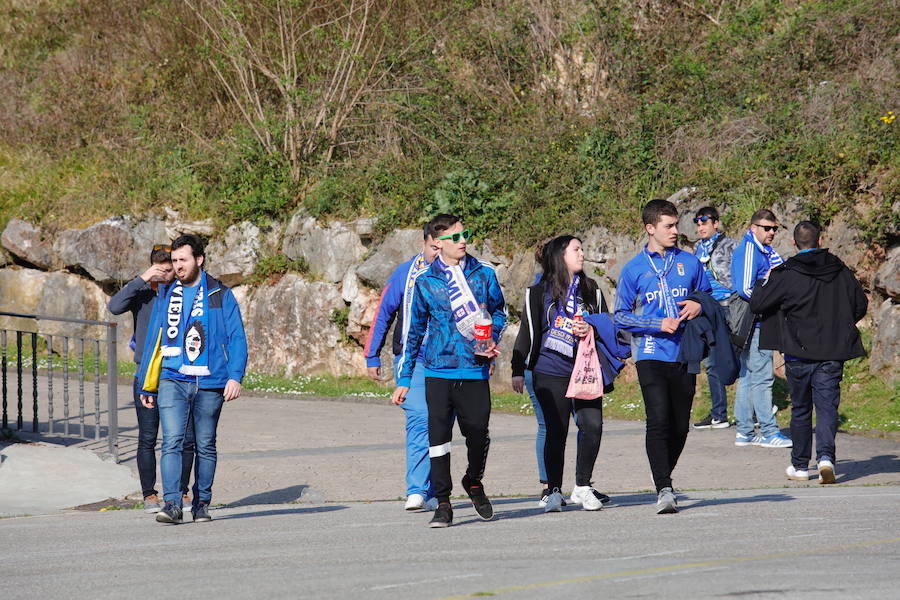 Los oviedistas animan la previa del derbi asturiano antes de subir a los autobuses que les llevarán a Gijón.