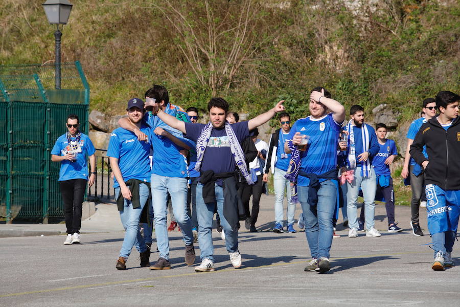 Los oviedistas animan la previa del derbi asturiano antes de subir a los autobuses que les llevarán a Gijón.