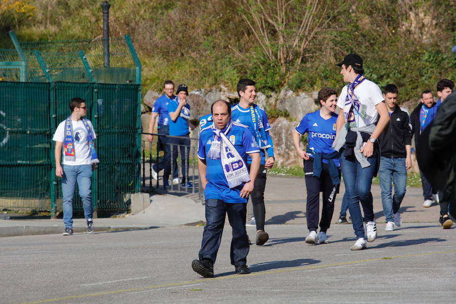 Los oviedistas animan la previa del derbi asturiano antes de subir a los autobuses que les llevarán a Gijón.